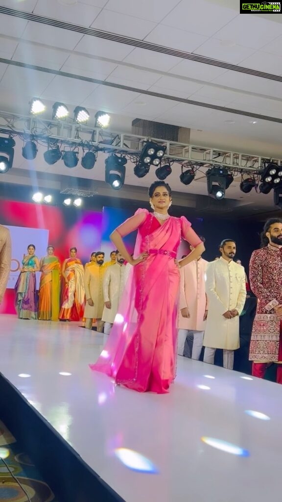 Priyanka Nair Instagram - About yesterday night …At Core International fashion eve 2022 ☺️ Costume - @poonolilsilks Mua - @mukeshmuralimakeover @inframe_media_lab @holidayinn_cochin @judefelix_offical @dalu_krishnadas #fashionshow #saree #priyankanair #instaday Holiday Inn Cochin