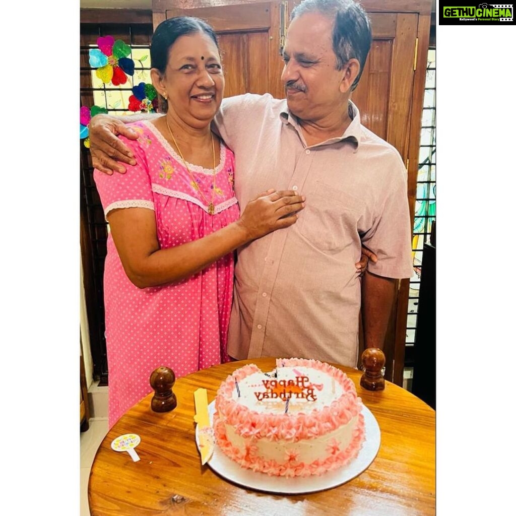 Priyanka Nair Instagram - സന്തോഷ ജന്മദിനം അച്ഛൻ കുട്ടിക്ക് ❤️ #happybirthdayacha #birthdaywishes #birthdaycelebration #instagram @priyada_nair @muraleedharan715 @ponnammamuraleedharan