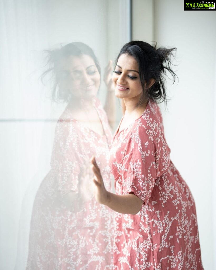 Priyanka Nair Instagram - Acting is magical.Change your look and your attitude, and you can be anyone. #priyankanair #reflection #selflove #instaday 📸 @alwinmalayattoor Mua and styling - @elsamma_johnson_