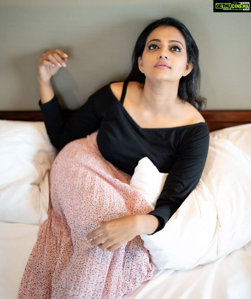 Priyanka Nair Instagram - Exhale only love ❤️ 📸 @alwinmalayattoor Mua and styling - @elsamma_johnson_ #photoshoot #instamood #priyankanair #instafashion