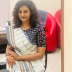 Priyanka Nair Instagram - ♥️ #karnika @_sumathefacechanger_ @davisvazhapilly #instagrampic #proyankanair #sareelove #mondaymood Ottappalam, Kerala, India
