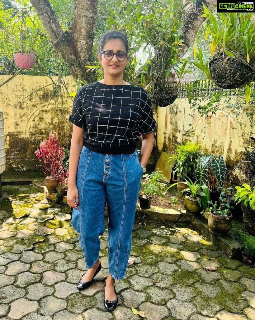 Priyanka Nair Instagram - Perfect is an illusion 📸 Appu 😘 #illution #instagram #priyankanair #casualwearmen
