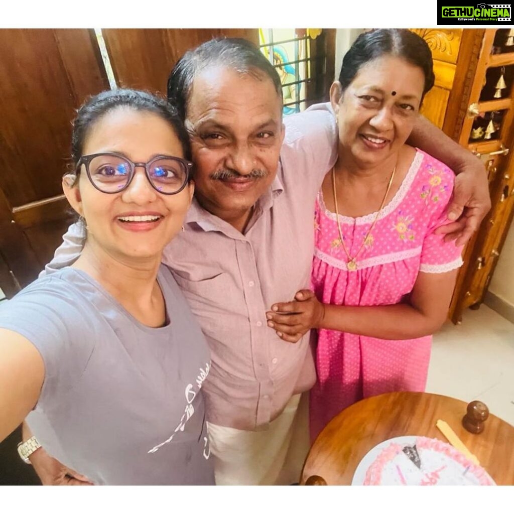 Priyanka Nair Instagram - സന്തോഷ ജന്മദിനം അച്ഛൻ കുട്ടിക്ക് ❤️ #happybirthdayacha #birthdaywishes #birthdaycelebration #instagram @priyada_nair @muraleedharan715 @ponnammamuraleedharan