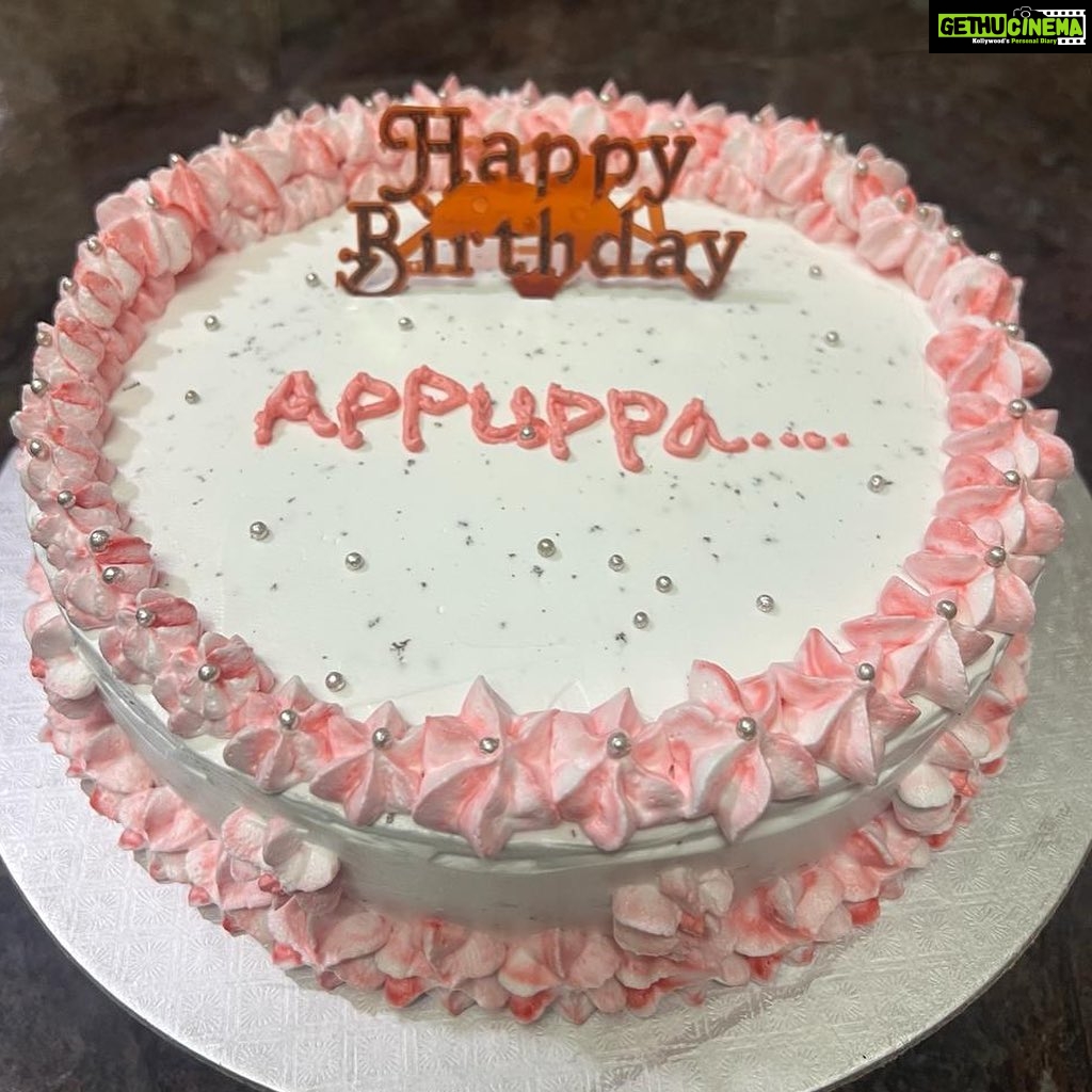 Priyanka Nair Instagram - സന്തോഷ ജന്മദിനം അച്ഛൻ കുട്ടിക്ക് ❤️ #happybirthdayacha #birthdaywishes #birthdaycelebration #instagram @priyada_nair @muraleedharan715 @ponnammamuraleedharan