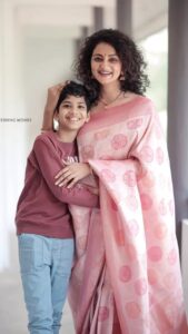 Priyanka Nair Instagram - എൻ്റെ കുഞ്ഞരിപ്രാവ് 🤗
#priyankanair #reelsinstagram