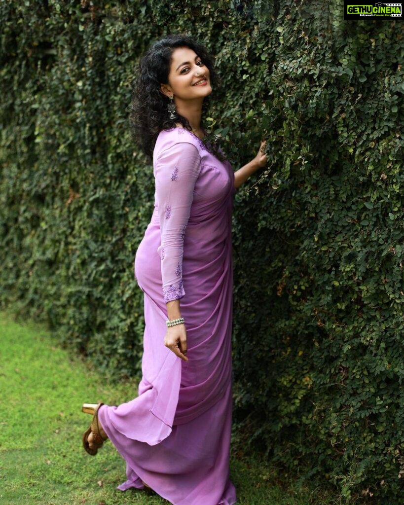 Priyanka Nair Instagram - Cheerful morning vibes 📸 @mulla_photography_ Costume - @aanunobbyofficial #sundayvibes #instagram #priyankanair #saree Trivandrum, India