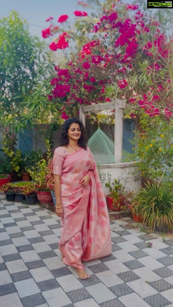 Priyanka Nair Instagram - Anal mele panithuli ♥️ #surya #tamil #instagramreel #priyankanair