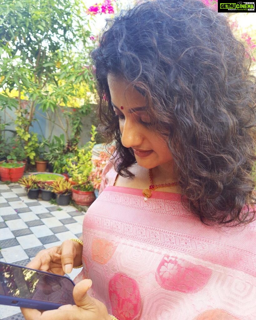 Priyanka Nair Instagram - Captured by my dearest @ganeswargopan Mon 🤗♥️ #lostinthought #priyankanair #sareelove #instagrampic