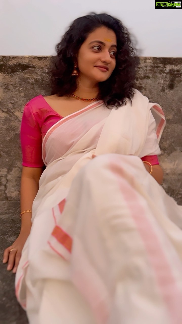 Priyanka Nair Instagram - ♥️ 📸 @capt.gallant_rover #instareels #mohanlal #shobhana #malayalamsongs #priyankanair