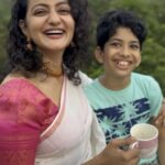 Priyanka Nair Instagram - ചായ ..A cup of love 🤗 #tealover #love #priyankanair #instagramreels 📸 @capt.gallant_rover @sitharakrishnakumar Costume - @ponnammamuraleedharan 😉😍 Kerala