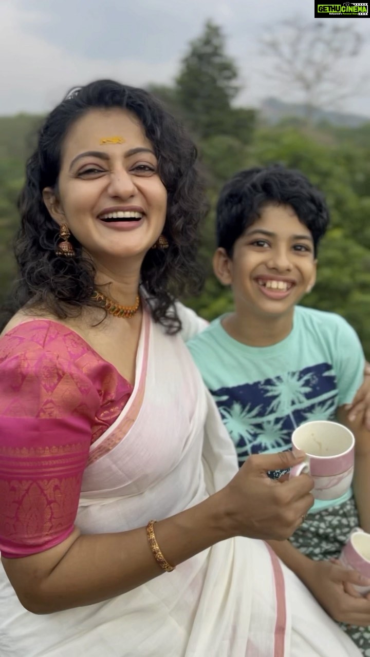 Priyanka Nair Instagram - ചായ ..A cup of love 🤗 #tealover #love #priyankanair #instagramreels 📸 @capt.gallant_rover @sitharakrishnakumar Costume - @ponnammamuraleedharan 😉😍 Kerala