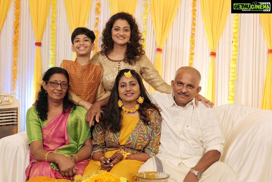 Priyanka Nair Instagram - Haldi ceremony ♥️ @priyada_nair @art_artist_and_kutty_stories @dhanyasanalk #haldiday #happiness #priyankanair #homesweethome