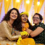 Priyanka Nair Instagram – Haldi ceremony ♥️
@priyada_nair @art_artist_and_kutty_stories 
@dhanyasanalk 
#haldiday #happiness #priyankanair #homesweethome