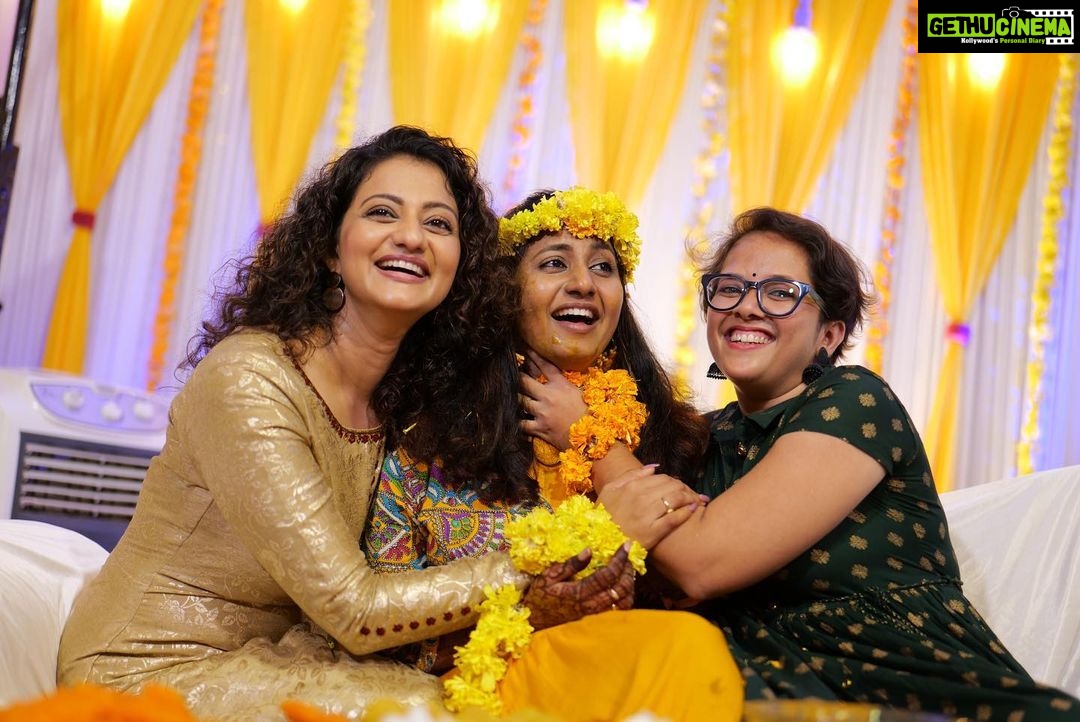 Priyanka Nair Instagram - Haldi ceremony ♥️ @priyada_nair @art_artist_and_kutty_stories @dhanyasanalk #haldiday #happiness #priyankanair #homesweethome