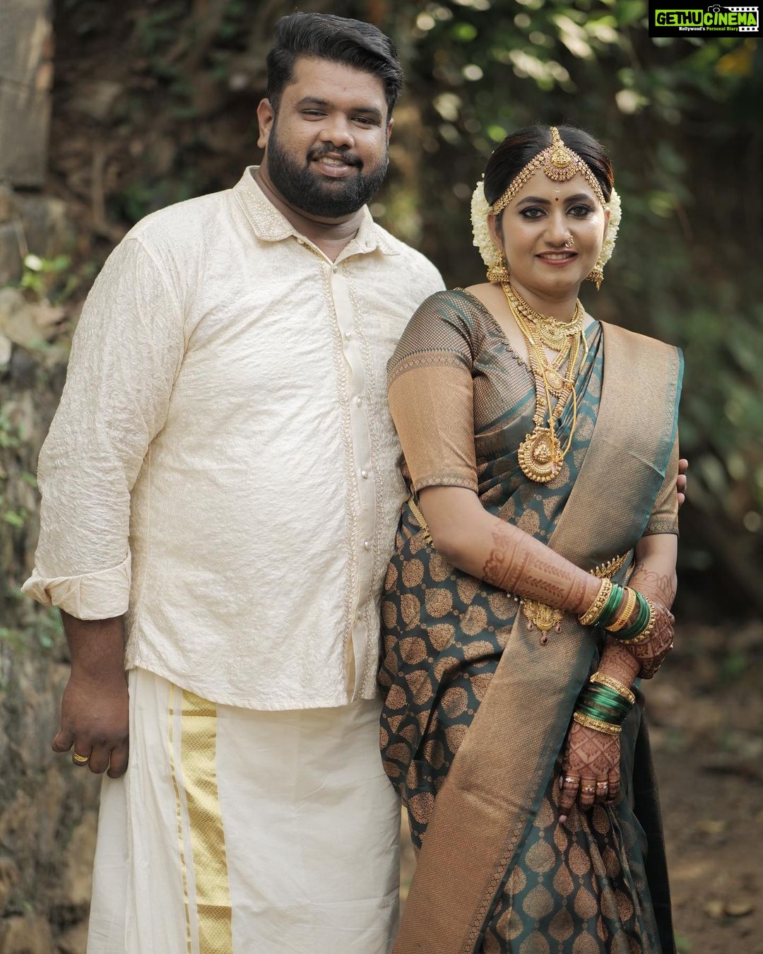 Priyanka Nair Instagram - Priyada and Ajesh ♥️ @priyada_nair Makeup and hairstyle - @_sumathefacechanger_ ♥️♥️♥️ @happy_weddings_events @crystalconvention
