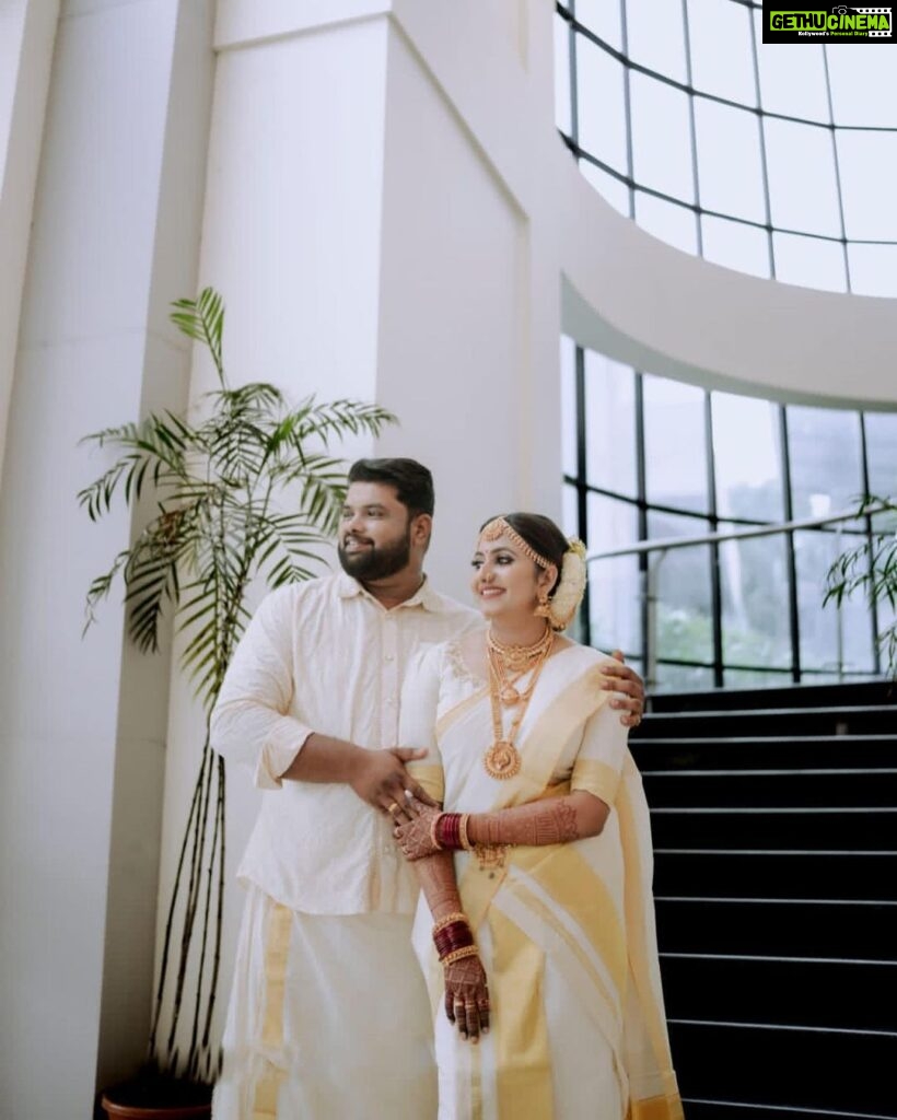 Priyanka Nair Instagram - Priyada and Ajesh ♥️ @priyada_nair Makeup and hairstyle - @_sumathefacechanger_ ♥️♥️♥️ @happy_weddings_events @crystalconvention