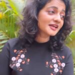 Priyanka Nair Instagram - ഹിമശൈലസൈകതഭൂമിയിൽ നിന്നു നീ പ്രണയപ്രവാഹമായി വന്നൂ അതിഗൂഢസുസ്മിതമുള്ളിലൊതുക്കുന്ന പ്രഥമോദബിന്ദുവായ് തീർന്നൂ♥️ #reelsinstagram #priyankanair #malayalamcinema #reelsinsta 📸 @capt.gallant_rover