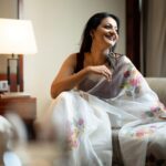 Priyanka Nair Instagram - Moham kondu njaann… 📸 @alwinmalayattoor Styling - @elsamma_johnson_ #photography #saree #priyankanair #instagram Crowne Plaza Kochi