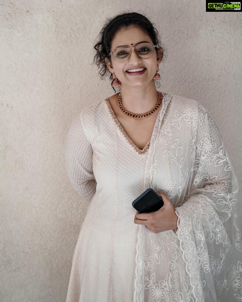 Priyanka Nair Instagram - Happy white hour 🤍 📸 @anzar_gvr #white #priyankanair #instapic #instagram