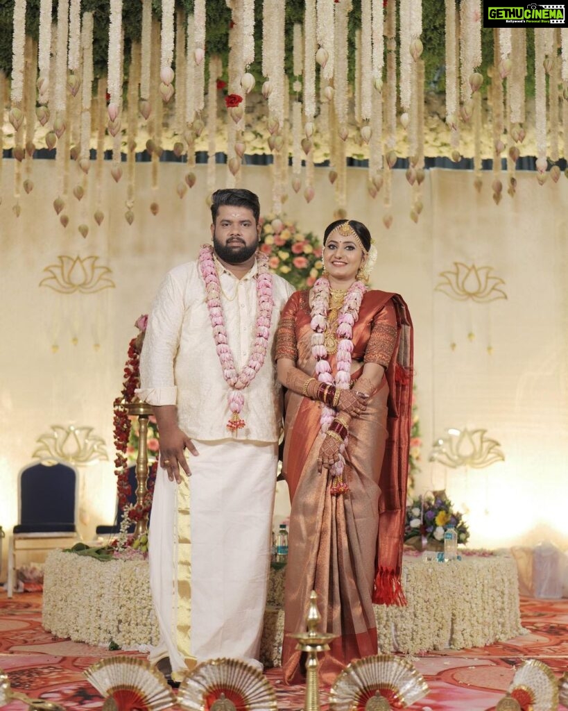 Priyanka Nair Instagram - Priyada and Ajesh ♥️ @priyada_nair Makeup and hairstyle - @_sumathefacechanger_ ♥️♥️♥️ @happy_weddings_events @crystalconvention