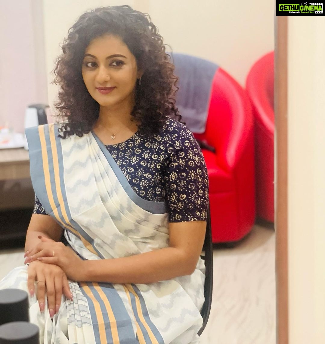 Priyanka Nair Instagram - ♥️ #karnika @_sumathefacechanger_ @davisvazhapilly #instagrampic #proyankanair #sareelove #mondaymood Ottappalam, Kerala, India