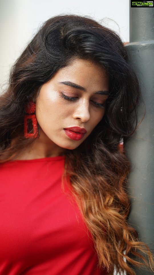 Priyanka Ruth Instagram - "Be passionate and bold. Always keep learning." 📸@mickey__creations #red#streetphotography #ilovemywork ##beyourself #bebold #instagood #instadaily #instgram#instareels #reekarofeelkaro♥️💯✌️ #saipriyankaruth