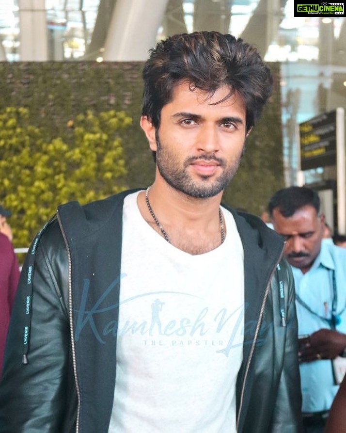 R. K. Suresh Instagram - #VijayDevarakonda lands in Chennai for promotions🔥🔥 @TheDeverakonda #VijayDeverakonda