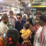 R. Sarathkumar Instagram - மதுரையில் நடைபெற்று வரும் கிரிமினல் படப்பிடிப்பின் போது, காலை உணவு அருந்த டெம்பிள் சிட்டி சென்ற போதும், மதிய வேளையிலும் அன்பான ரசிக பெருமக்களோடு ஓர் சந்திப்பு . . . . #criminal #shootdiaries #maduraidays #maduraipeople #love #affection #templecity #Madurai #lunch #breakfasttime #besddays #gautamkarthick