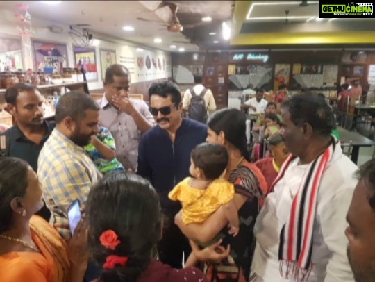 R. Sarathkumar Instagram - மதுரையில் நடைபெற்று வரும் கிரிமினல் படப்பிடிப்பின் போது, காலை உணவு அருந்த டெம்பிள் சிட்டி சென்ற போதும், மதிய வேளையிலும் அன்பான ரசிக பெருமக்களோடு ஓர் சந்திப்பு . . . . #criminal #shootdiaries #maduraidays #maduraipeople #love #affection #templecity #Madurai #lunch #breakfasttime #besddays #gautamkarthick