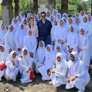 R. Sarathkumar Instagram - Sight seeing with family..met these wonderful kids..always a pleasure to meet my fans.. Independent Square in Colombo
#naleemhajiarladiescollege #chinafortberuwala