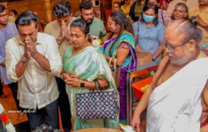 R. Sarathkumar Instagram - Our new year started with invoking the blessings of Lord Ganesha at the #Kottapillayar temple in Kuala Lumpur amidst the temple  trustees, priests, devotees and close friends

@radikaasarathkumar

#malaysia #templevisit #family #blessings #ganeshatemple #radikasarathkumar #radika #newyear #newyear2023 #divine #temple #familytime #newyearscelebration  #kualalumpur #lordganesha