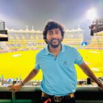 RJ Balaji Instagram – Dai பச்சசட்டை, blue sattai commentaryku readya !?! 💛 
#IPLonStar #HoodiBaba #CSK