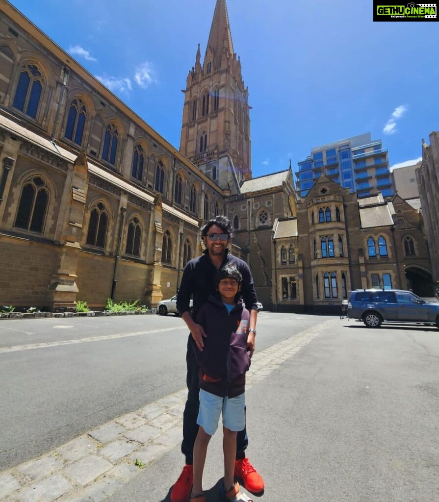 RJ Balaji Instagram - Family First…. Second…Third…Fourth… Fifth…..….!!!❤ That was an amazing trip !!! Now its time to #RunBabyRun 🖤