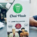 RJ Balaji Instagram - ஒரு Tea குடிக்கலாமா !?! 😁💖 Thank you Chai Kings for doing this integration for #VeetlaVisheham ❤️🙏 #VeetlaVisheshamFromJune17