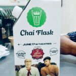 RJ Balaji Instagram – ஒரு Tea குடிக்கலாமா !?! 😁💖

Thank you Chai Kings for doing this integration for #VeetlaVisheham ❤️🙏

#VeetlaVisheshamFromJune17