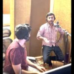 RJ Balaji Instagram - This is how we made the #DaddySong from #VeetlaVishesham 😃😃 Out now on youtube and all streaming platforms..!!! (Link in Bio)