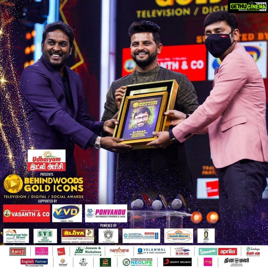 RJ Balaji Instagram - Best Entertainer Award for @mookuthiamman .! Consecutive second award after #LKG .! This award is for my team’s hard work work and Dr. Ishari Ganesh’s trust in me!!! Thank you Behindwoods and all you lovely people for the unbelievable love for #MookuthiAmman .! ❤️🙏