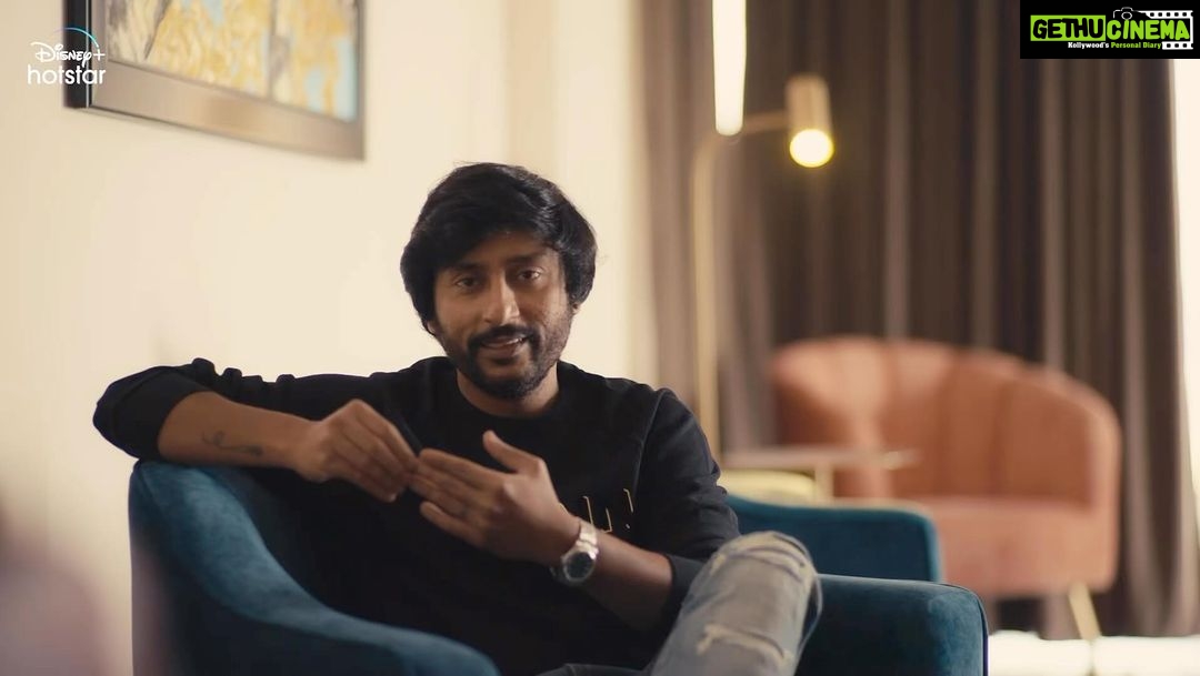 RJ Balaji Instagram - Real life thrilling experience 😀🙈🖤 #RunBabyRun streaming now on @disneyplushotstartamil ❤️