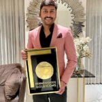 RJ Balaji Instagram – Best Entertainer Award for @mookuthiamman .! Consecutive second award
 after #LKG .!
This award is for my team’s hard work work and Dr. Ishari Ganesh’s trust in me!!!

Thank you Behindwoods and all you lovely people for the unbelievable love for #MookuthiAmman .! ❤️🙏