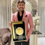 RJ Balaji Instagram - Best Entertainer Award for @mookuthiamman .! Consecutive second award after #LKG .! This award is for my team’s hard work work and Dr. Ishari Ganesh’s trust in me!!! Thank you Behindwoods and all you lovely people for the unbelievable love for #MookuthiAmman .! ❤️🙏