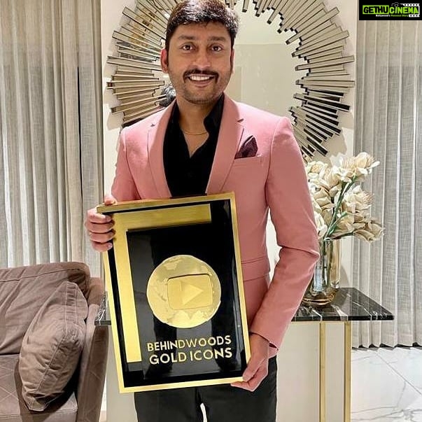 RJ Balaji Instagram - Best Entertainer Award for @mookuthiamman .! Consecutive second award after #LKG .! This award is for my team’s hard work work and Dr. Ishari Ganesh’s trust in me!!! Thank you Behindwoods and all you lovely people for the unbelievable love for #MookuthiAmman .! ❤️🙏