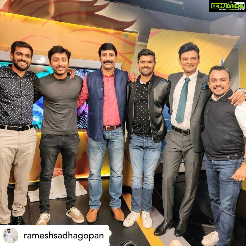 RJ Balaji Instagram - What a ride it has been for the last 2 months.! ❤❤Yes, we will MISS YOU too 💔 Humbled by all your love for our coverage of IPL.! 🙏🙏 Aunty, uncle, தம்பி, தங்கச்சி, பச்சை சட்டை, LOVE YOU❤❤ Until we see u again on ⁦‪@StarSportsTamil‬⁩ Be safe and Godbless us all ❤❤❤