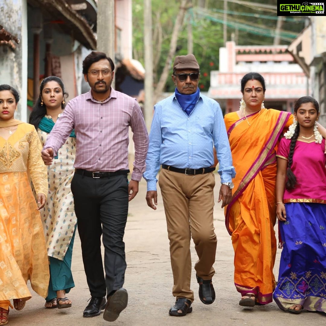 RJ Balaji Instagram - @mookuthiamman - Working stills !!! 😇 #MookuthiAmman