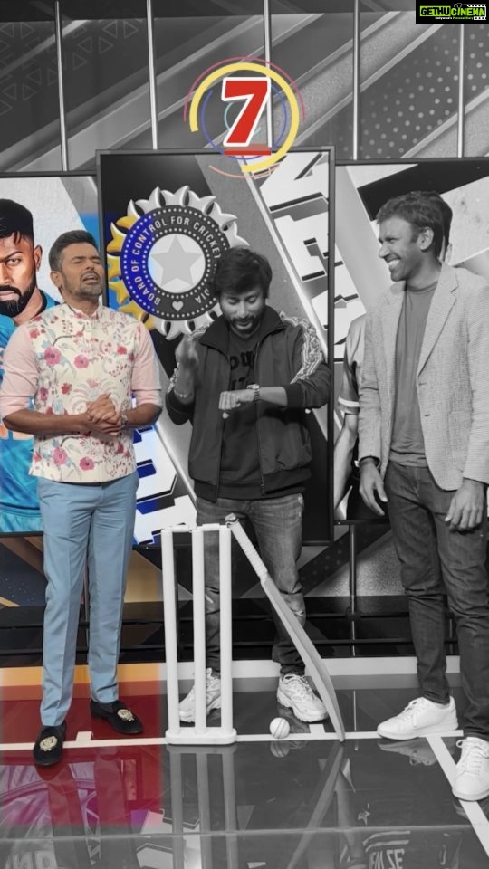 RJ Balaji Instagram - #RunBabyRunChallenge with Balaji and Balaji 😁 All the very best my dear brother 🙌🏻 #INDvNZ #Cricket #TeamIndia #StarSportsTamil