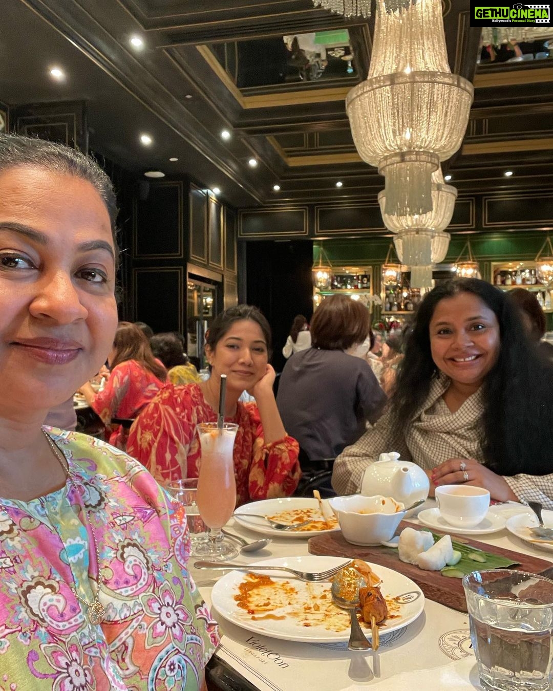 Raadhika Sarathkumar Instagram - #peranakan #peranakancusine such a delight #nationalgallerysingapore #violetonnsingapore ❤️❤️❤️ @geetabalan @poojasarathkumar