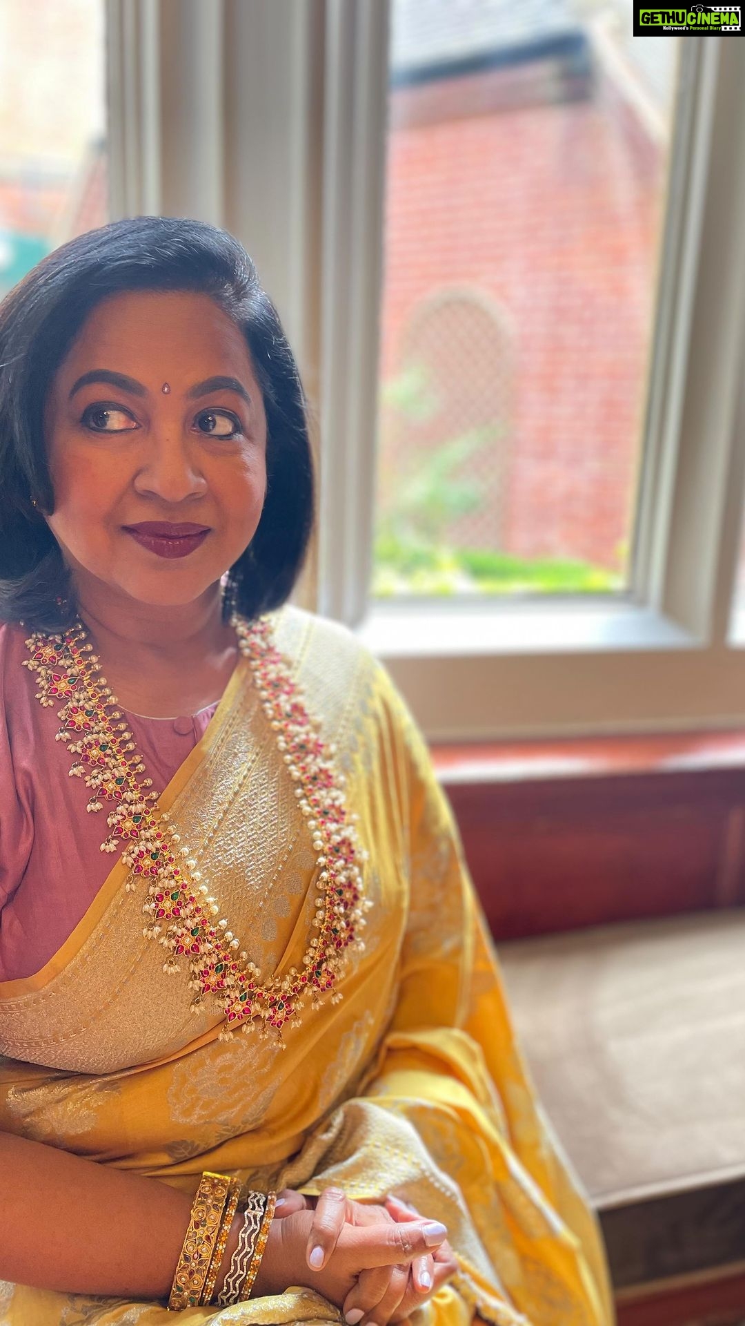 Raadhika Sarathkumar Instagram - Quick changeover in London to receive an award 🥇