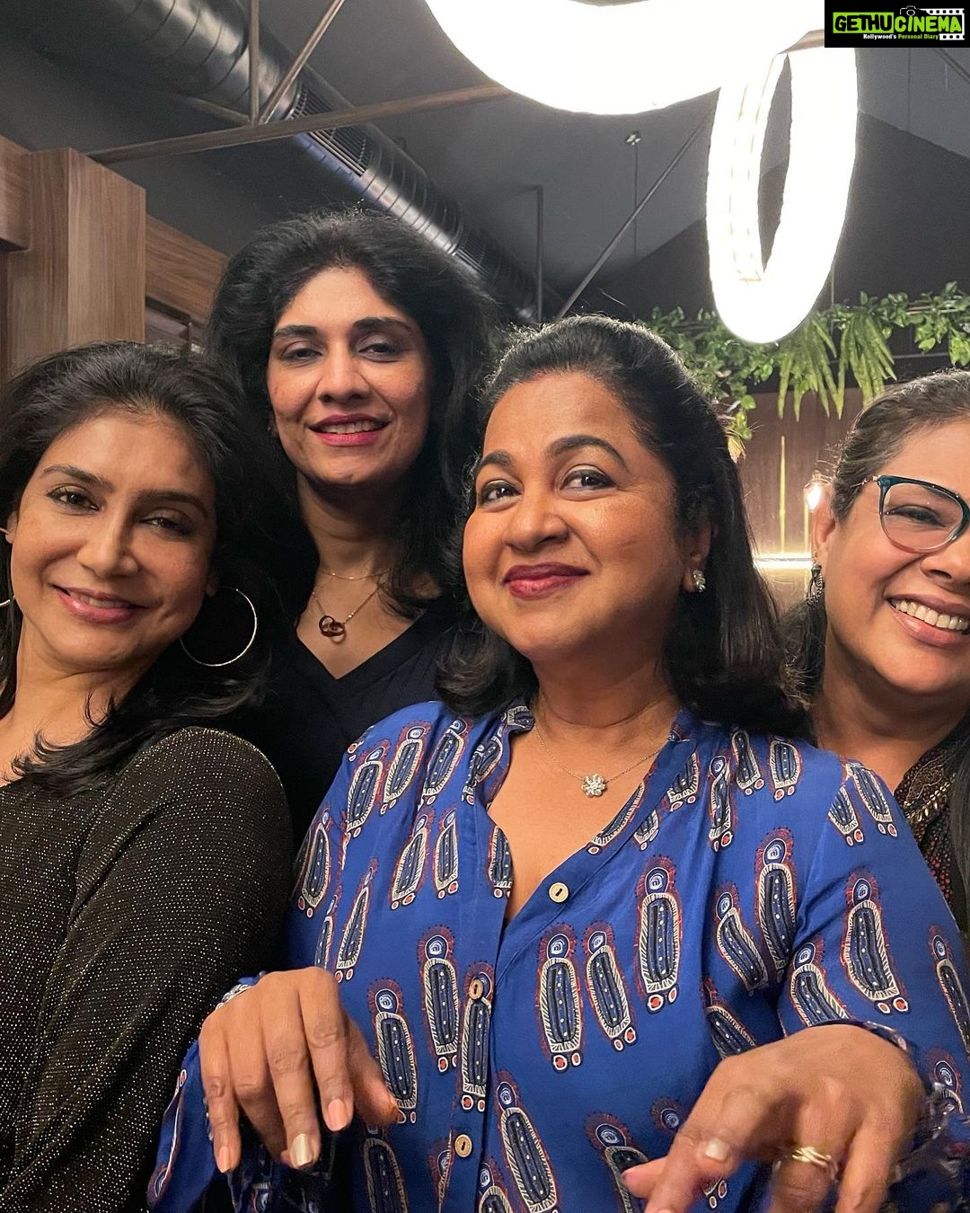 Raadhika Sarathkumar Instagram - Special evening, Thk you @gauthamvasudevmenon ❤️❤️❤️ @mahalikeme @kssrikumar @venketramg @pushpa411 #lizzie😍😍😍😍🥰🥰🥰🥰🥰 #gvm #gvmfans #birthday #friendship #friends