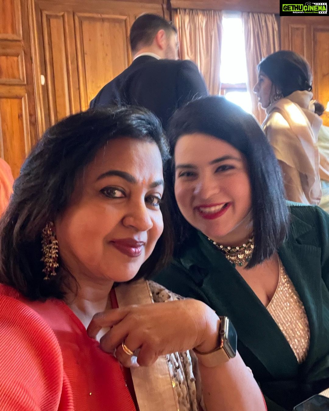Raadhika Sarathkumar Instagram - A Happy day to celebrate my longest and dearest friend @sripriyarajkumar @rajkumarsethupathy daughter Sneha’s and Anmols .wedding . A beautiful ceremony, so personal and loving in a beautiful stately home, with a smashing evening ❤️❤️❤️God bless them😍😍😍❤️❤️❤️