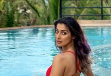 Raai Laxmi Instagram - Don’t look 👀❤️