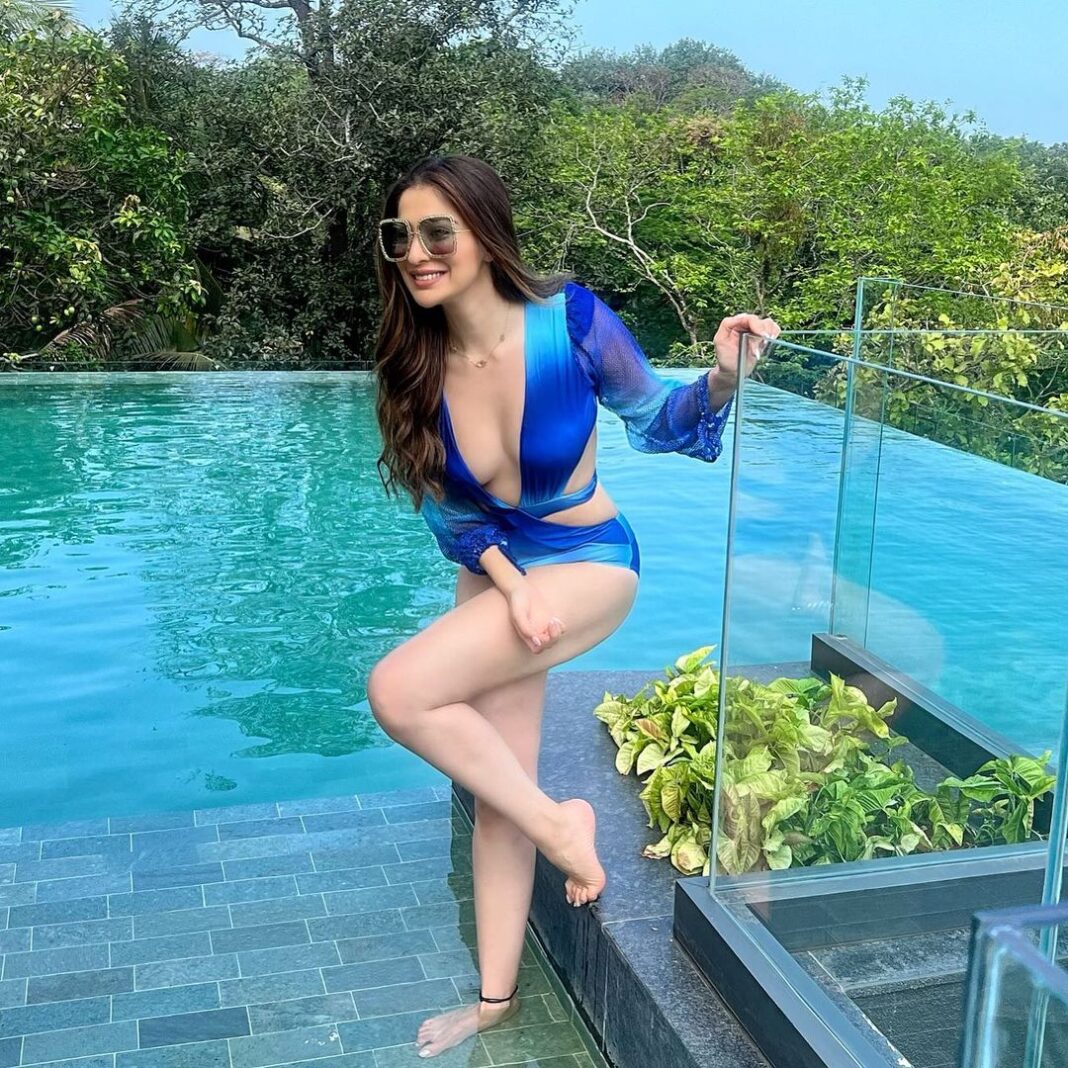 Raai Laxmi Instagram - 🦋Everything looks better when ur surrounded with happy ppl 🦋
